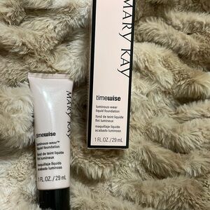 TimeWise 
Luminous-Wear
Liquid foundation 
Beige 7
1 Fl. Oz.